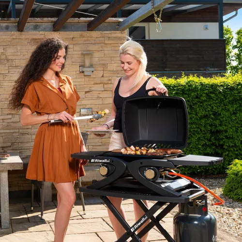 Gázüzemű mobil grillsütő 4,2 kW, 2 gázégővel és összecsukható asztallal Riwall PRO RGG 20 Compact SET