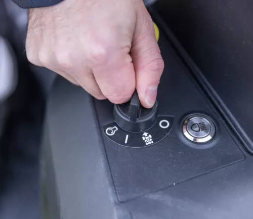 Scheppach TMR 452-98C-RD 98 cm-es fűnyírótraktor hátsó kidobással és CVT váltóval