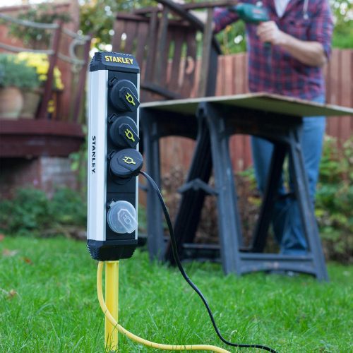 Elosztó 2 aljzattal, kapcsolóval, leszúrható STANLEY